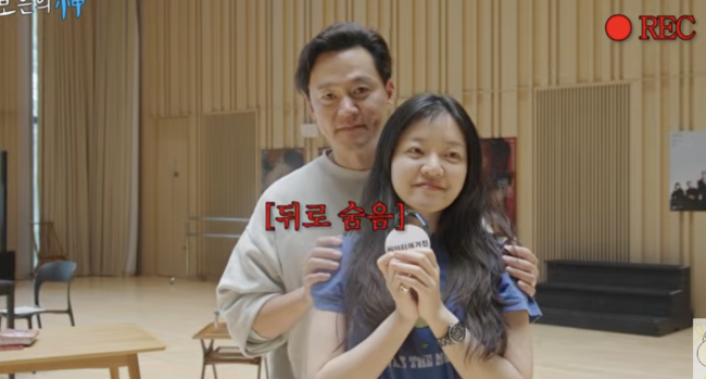 노란 수영복에 섹시한 몸매 어필하는 존예 처자