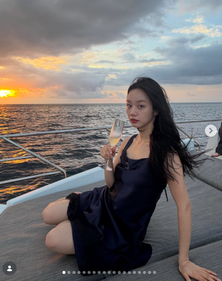 노란 수영복에 섹시한 몸매 어필하는 존예 처자