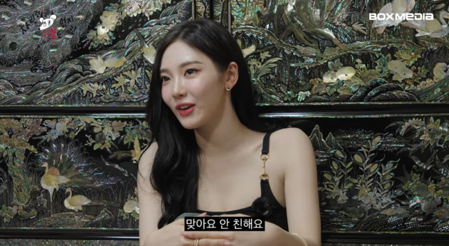 노란 수영복에 섹시한 몸매 어필하는 존예 처자