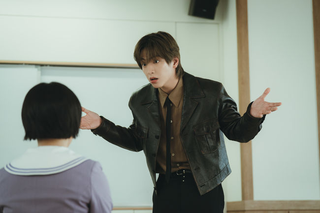 노란 수영복에 섹시한 몸매 어필하는 존예 처자