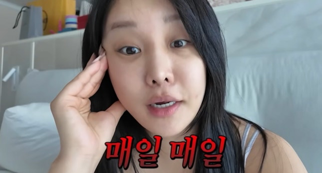노란 수영복에 섹시한 몸매 어필하는 존예 처자