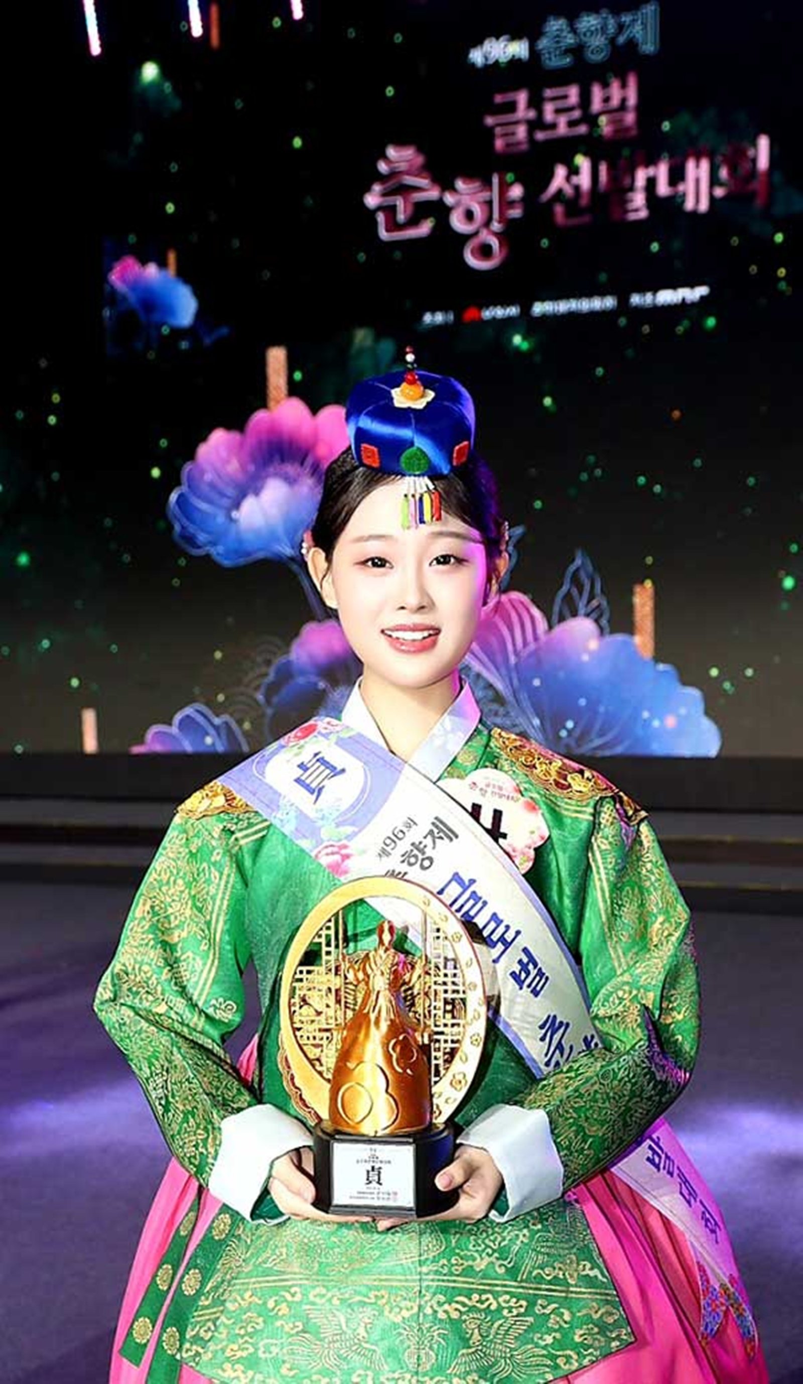 노란 수영복에 섹시한 몸매 어필하는 존예 처자