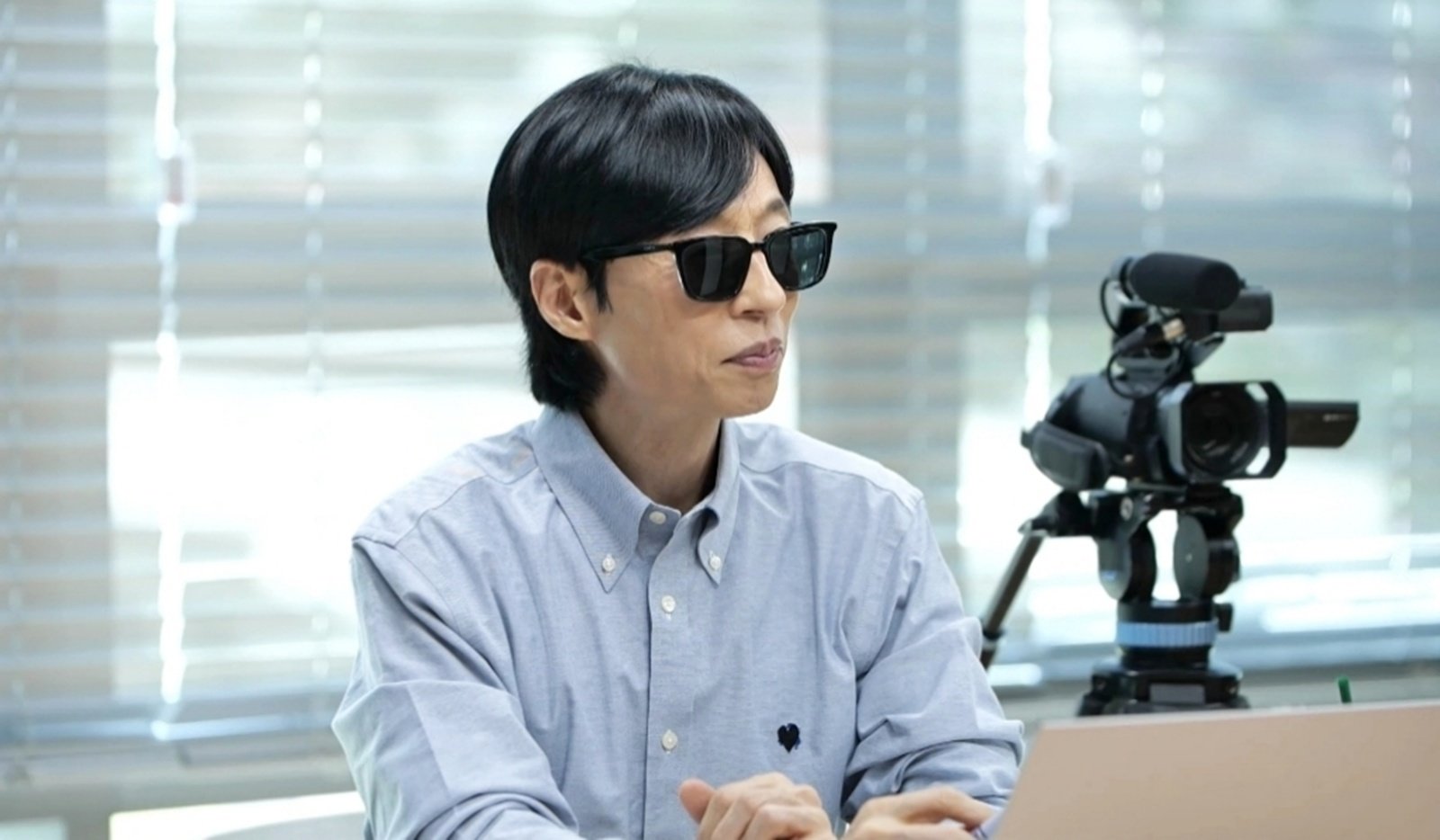 노란 수영복에 섹시한 몸매 어필하는 존예 처자
