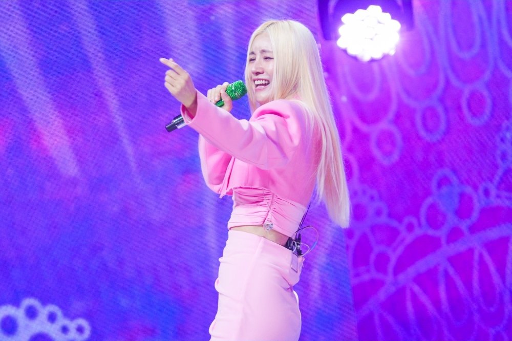노란 수영복에 섹시한 몸매 어필하는 존예 처자