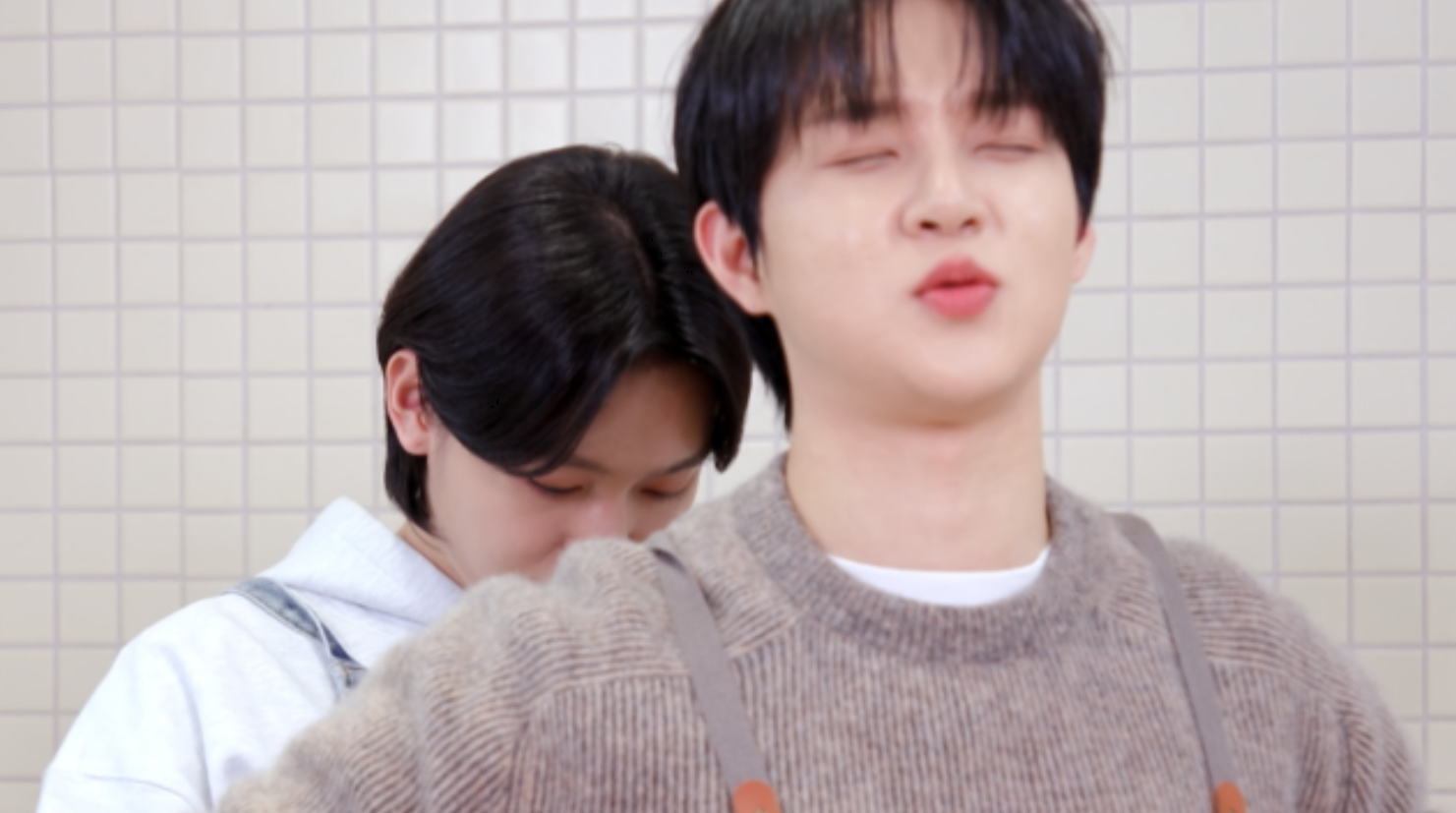 노란 수영복에 섹시한 몸매 어필하는 존예 처자