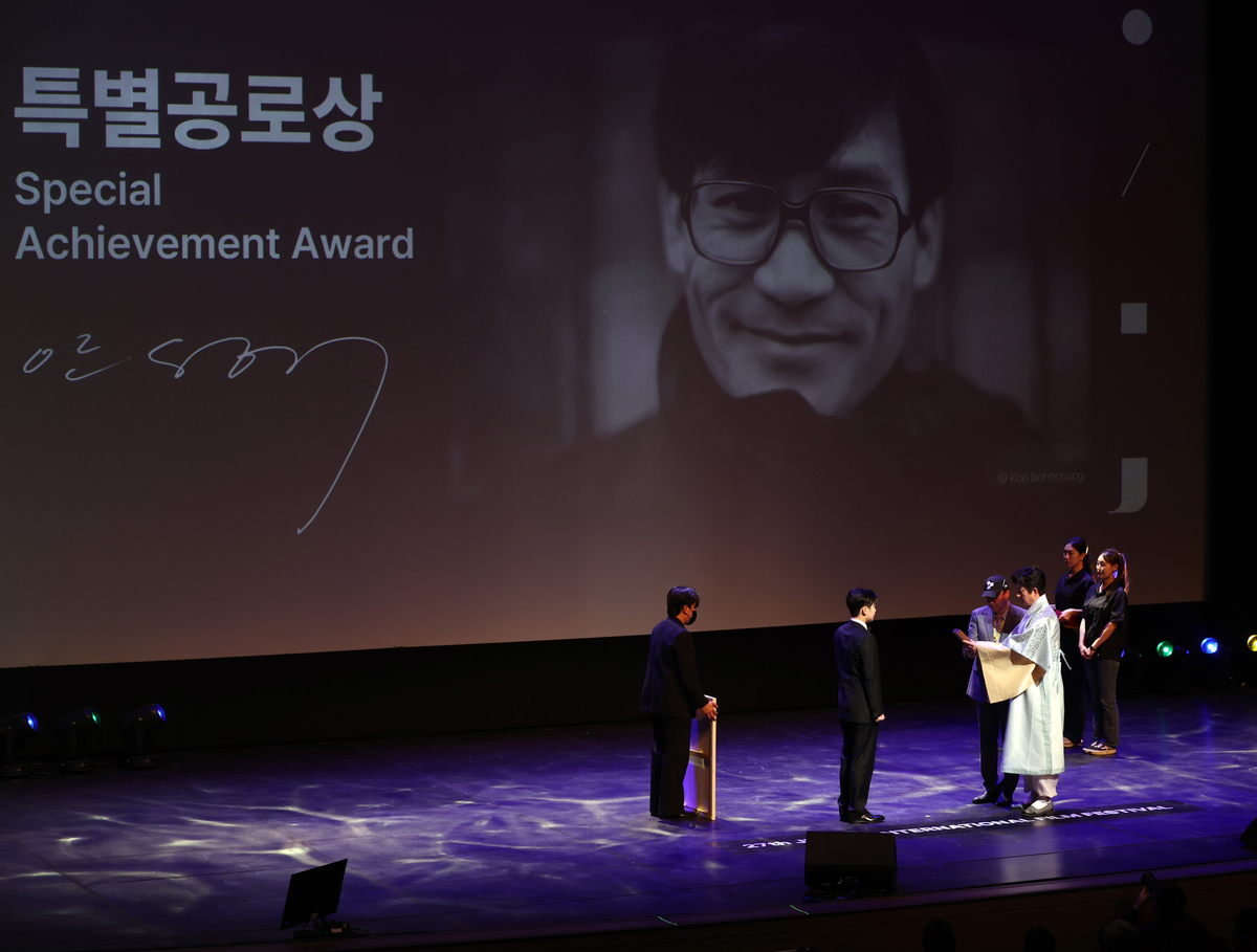 노란 수영복에 섹시한 몸매 어필하는 존예 처자