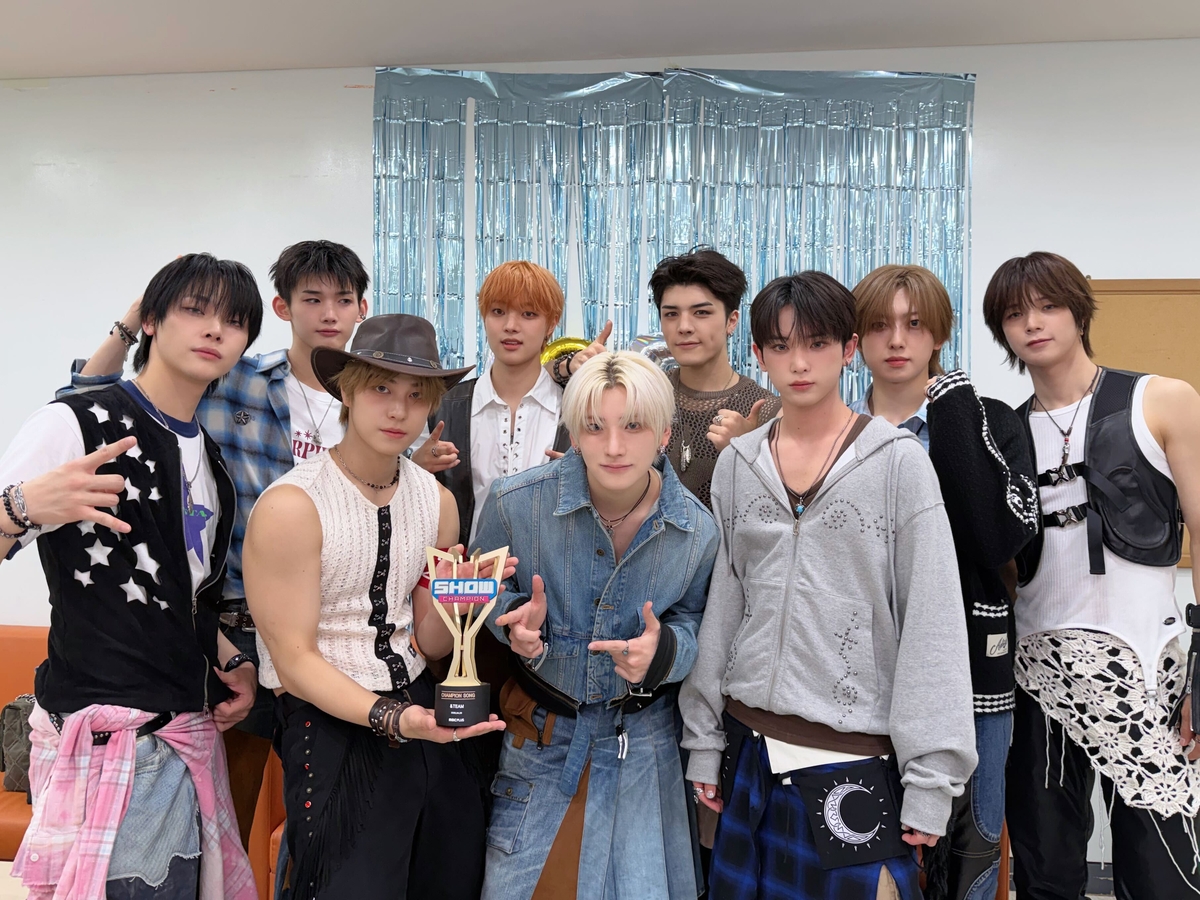 노란 수영복에 섹시한 몸매 어필하는 존예 처자