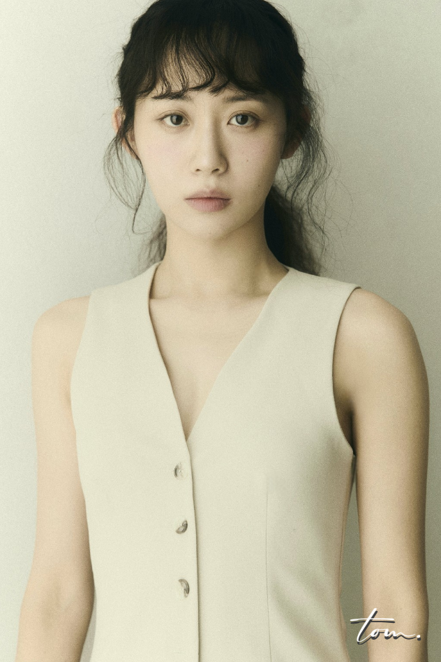 노란 수영복에 섹시한 몸매 어필하는 존예 처자