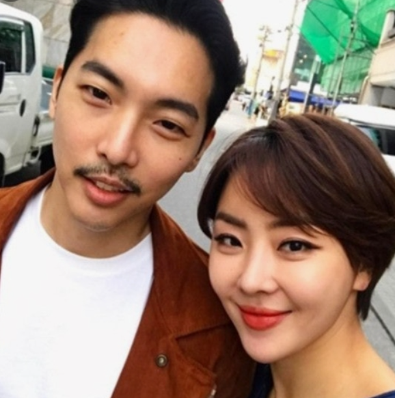 노란 수영복에 섹시한 몸매 어필하는 존예 처자