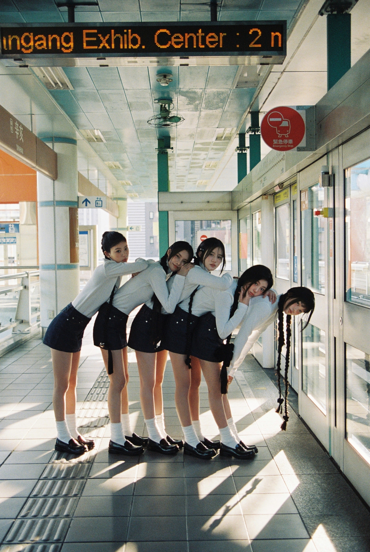 노란 수영복에 섹시한 몸매 어필하는 존예 처자