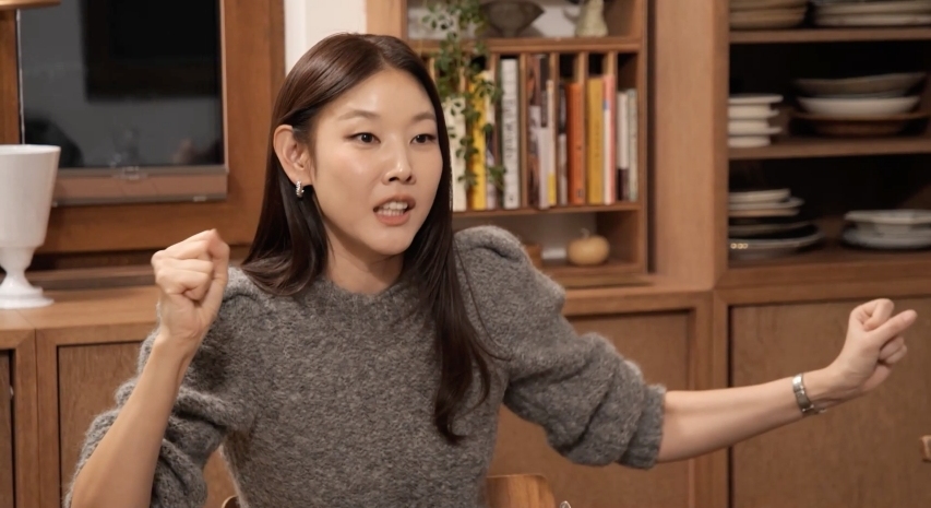 노란 수영복에 섹시한 몸매 어필하는 존예 처자