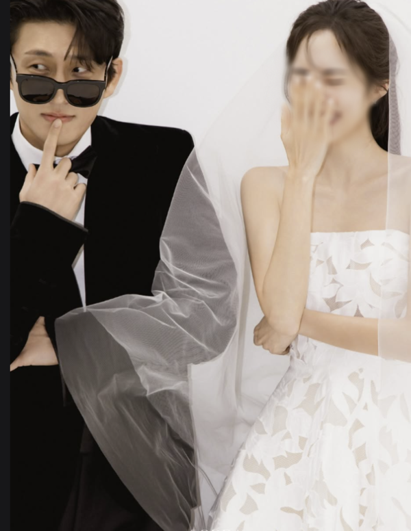 노란 수영복에 섹시한 몸매 어필하는 존예 처자
