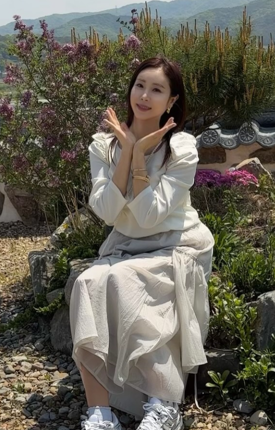 노란 수영복에 섹시한 몸매 어필하는 존예 처자