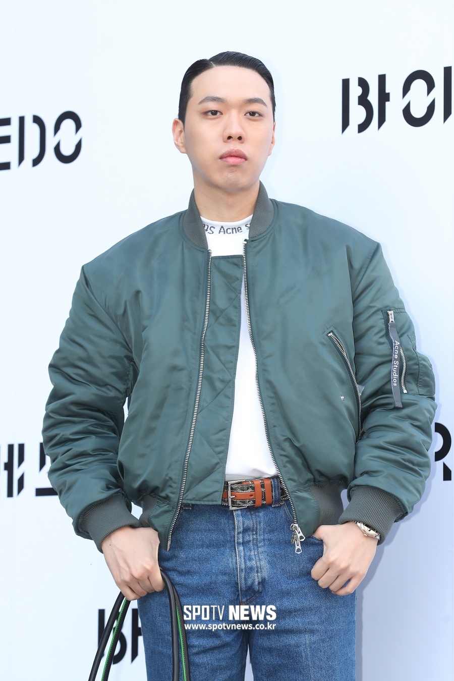 노란 수영복에 섹시한 몸매 어필하는 존예 처자