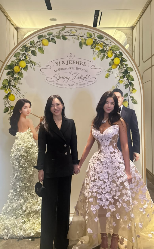 노란 수영복에 섹시한 몸매 어필하는 존예 처자