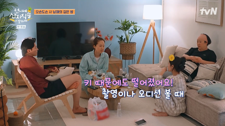 노란 수영복에 섹시한 몸매 어필하는 존예 처자