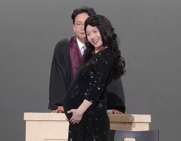 노란 수영복에 섹시한 몸매 어필하는 존예 처자