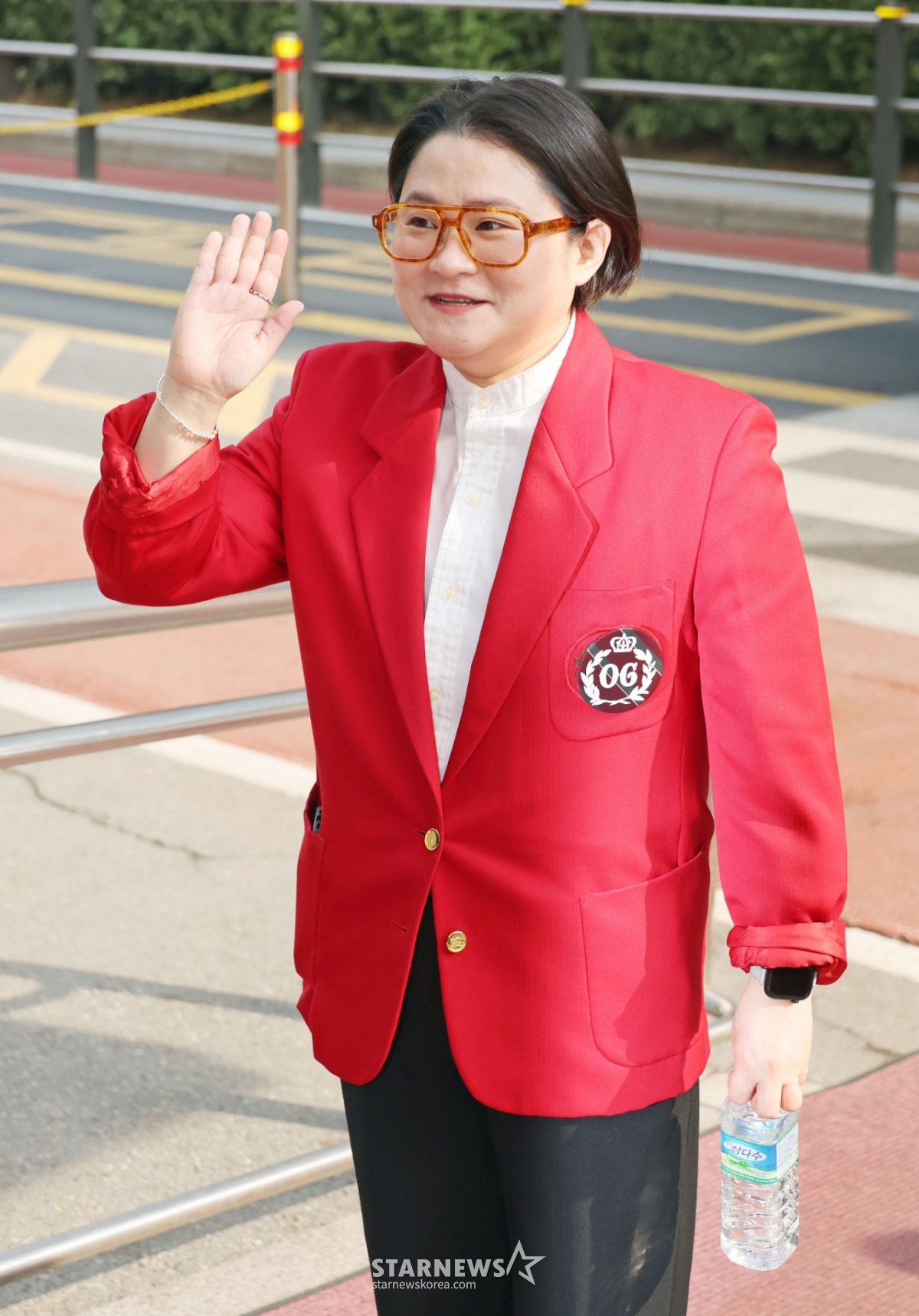 노란 수영복에 섹시한 몸매 어필하는 존예 처자