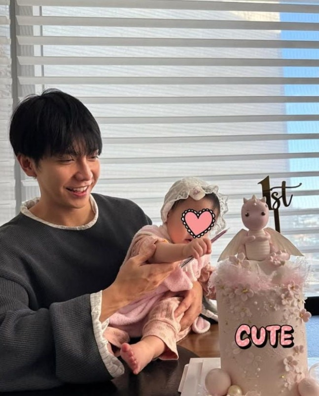 노란 수영복에 섹시한 몸매 어필하는 존예 처자