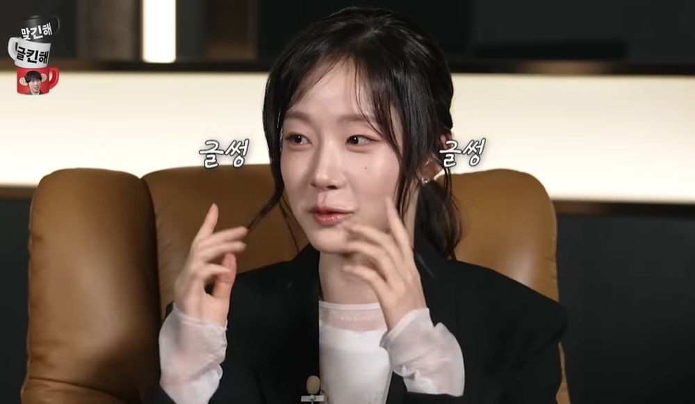 노란 수영복에 섹시한 몸매 어필하는 존예 처자