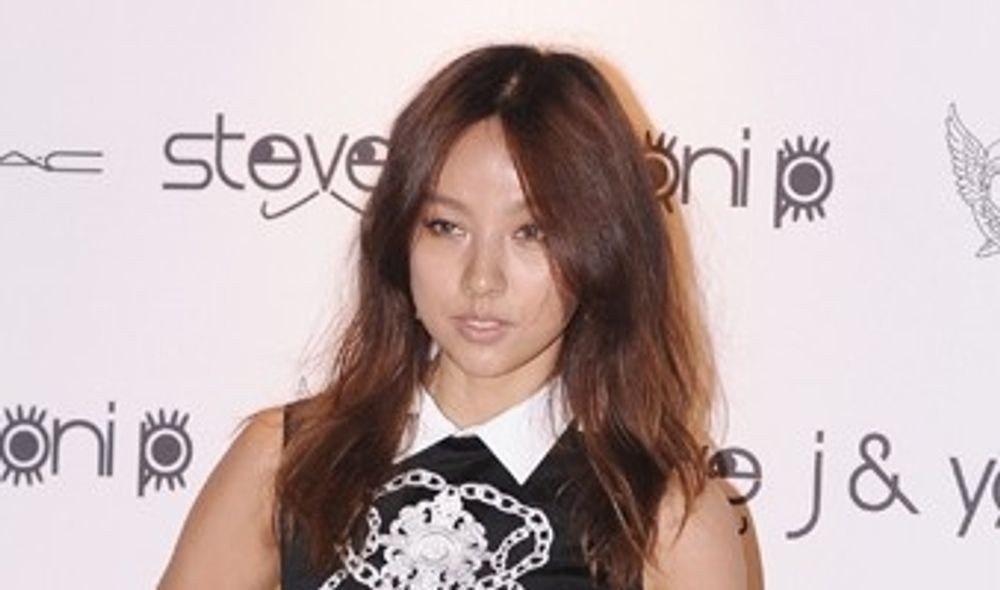 노란 수영복에 섹시한 몸매 어필하는 존예 처자