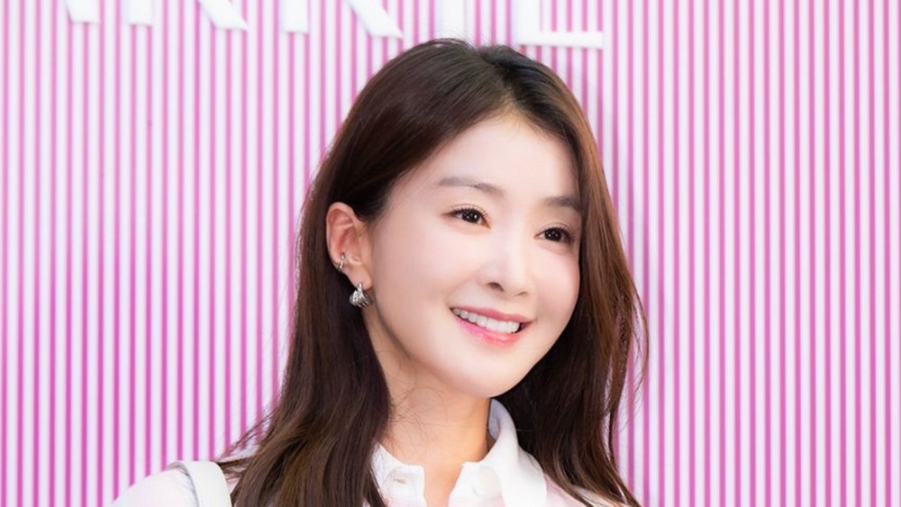 노란 수영복에 섹시한 몸매 어필하는 존예 처자