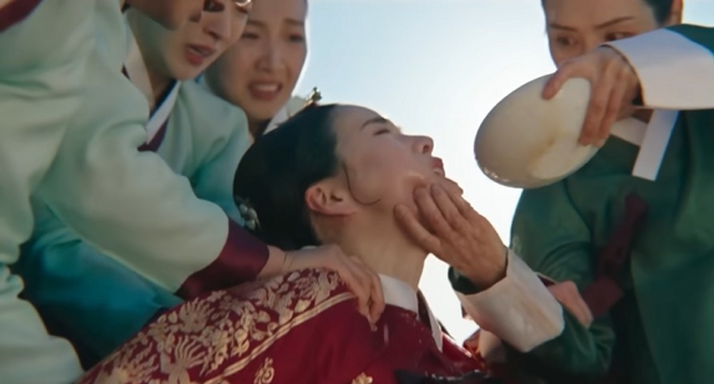 노란 수영복에 섹시한 몸매 어필하는 존예 처자