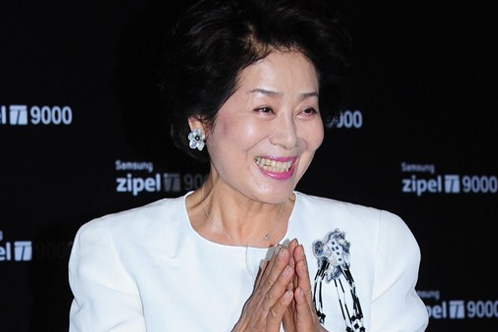 노란 수영복에 섹시한 몸매 어필하는 존예 처자