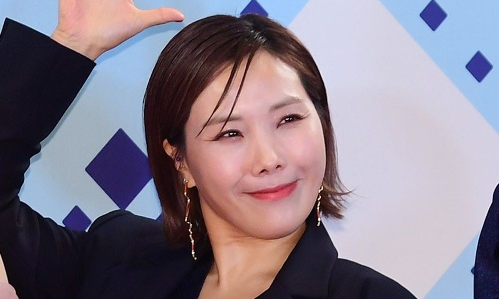 노란 수영복에 섹시한 몸매 어필하는 존예 처자