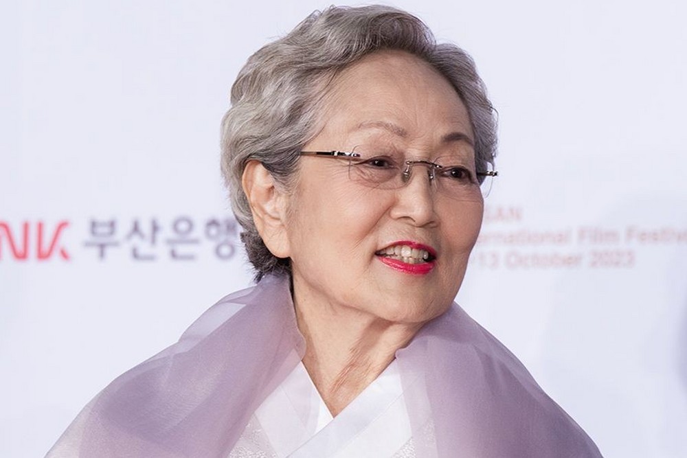 노란 수영복에 섹시한 몸매 어필하는 존예 처자