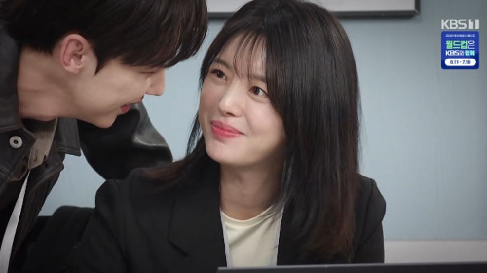 노란 수영복에 섹시한 몸매 어필하는 존예 처자