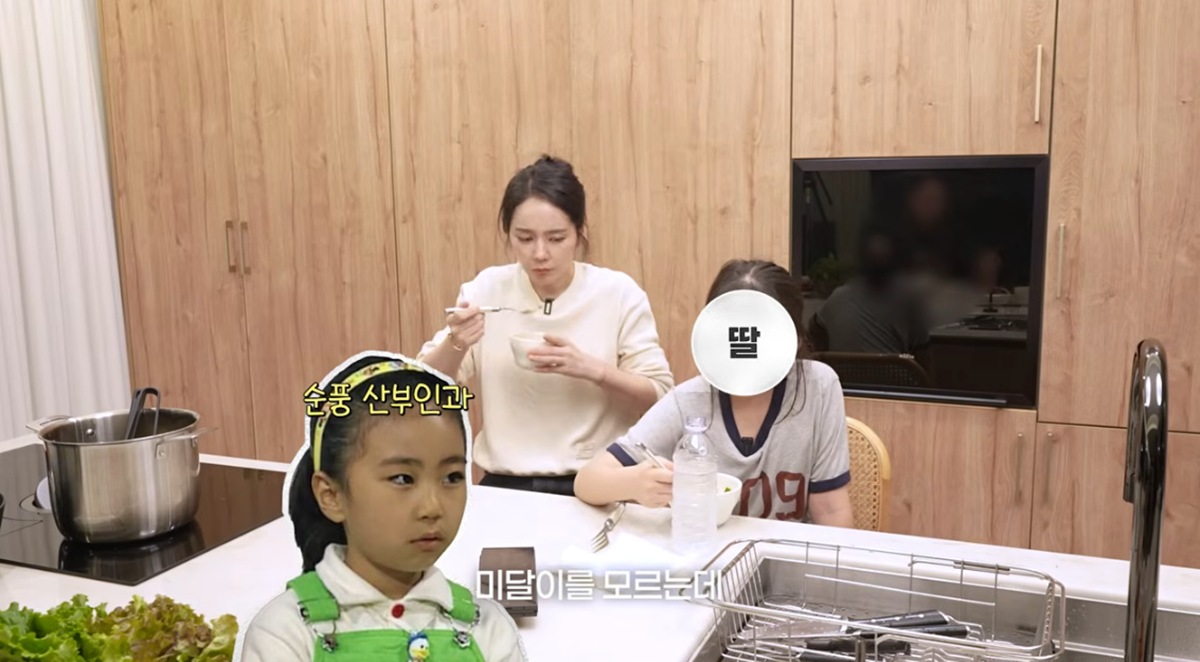 노란 수영복에 섹시한 몸매 어필하는 존예 처자