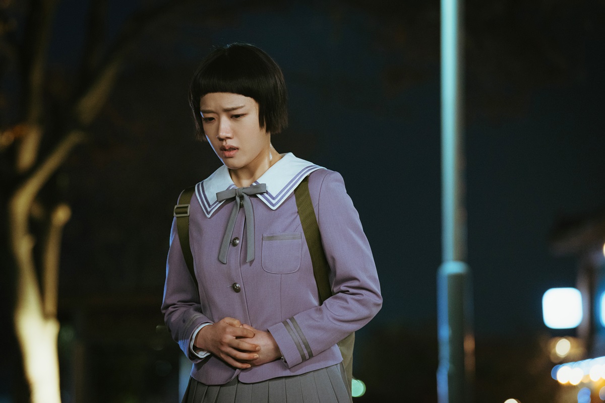 노란 수영복에 섹시한 몸매 어필하는 존예 처자