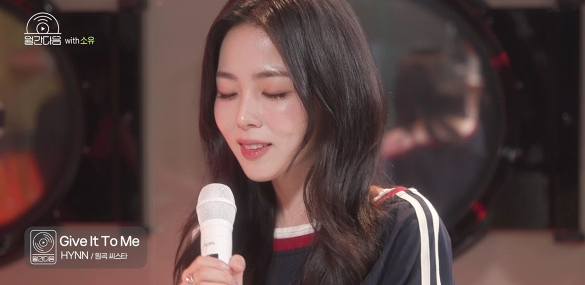 노란 수영복에 섹시한 몸매 어필하는 존예 처자