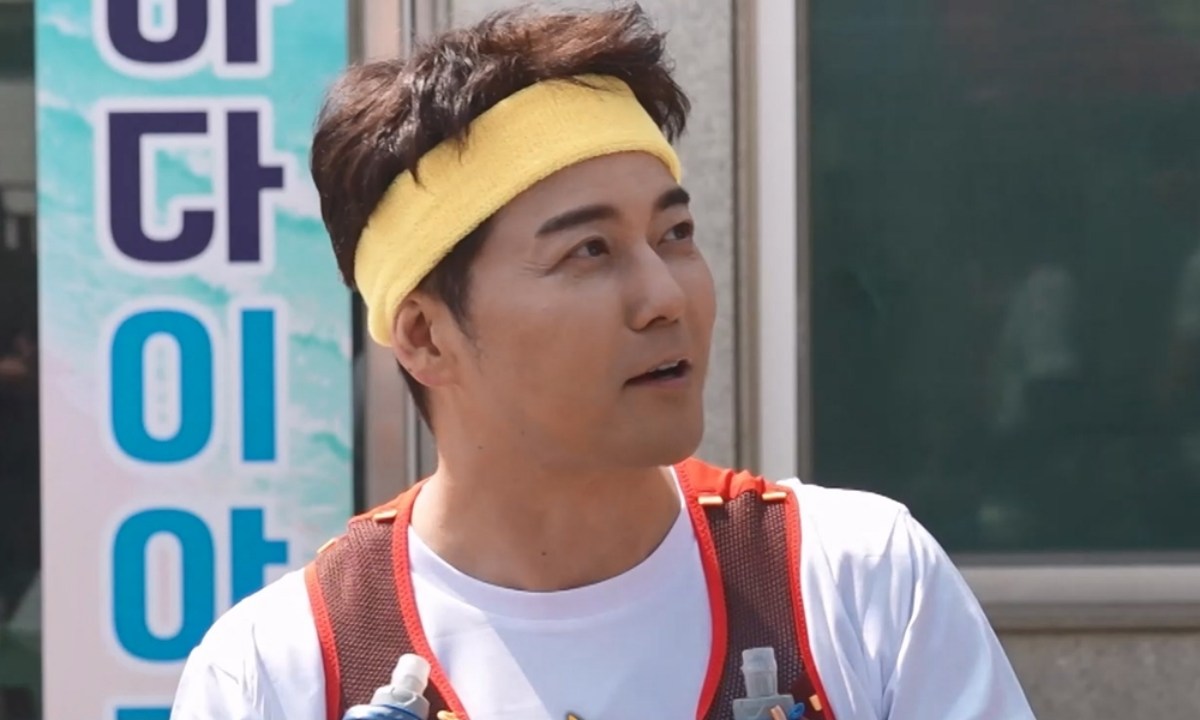 노란 수영복에 섹시한 몸매 어필하는 존예 처자