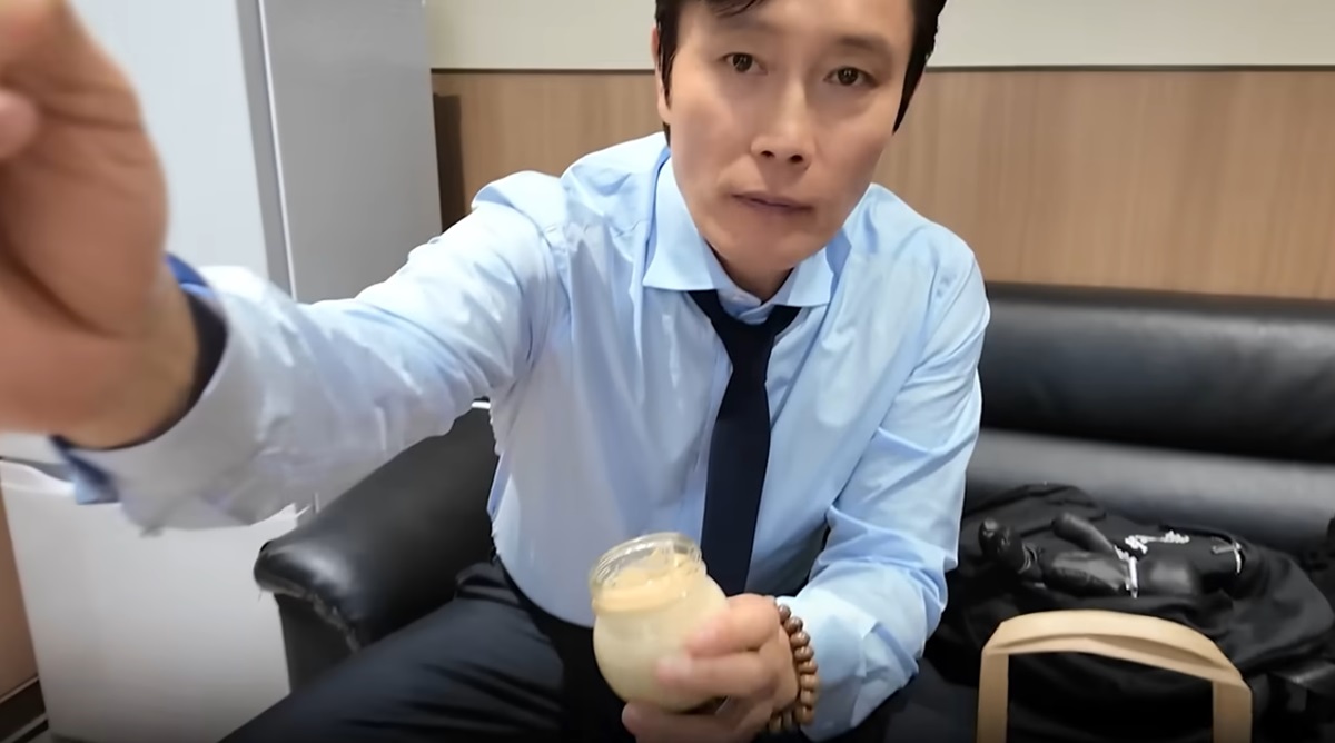 노란 수영복에 섹시한 몸매 어필하는 존예 처자