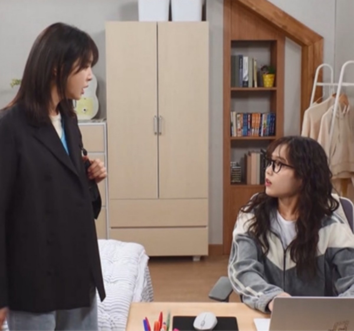 노란 수영복에 섹시한 몸매 어필하는 존예 처자