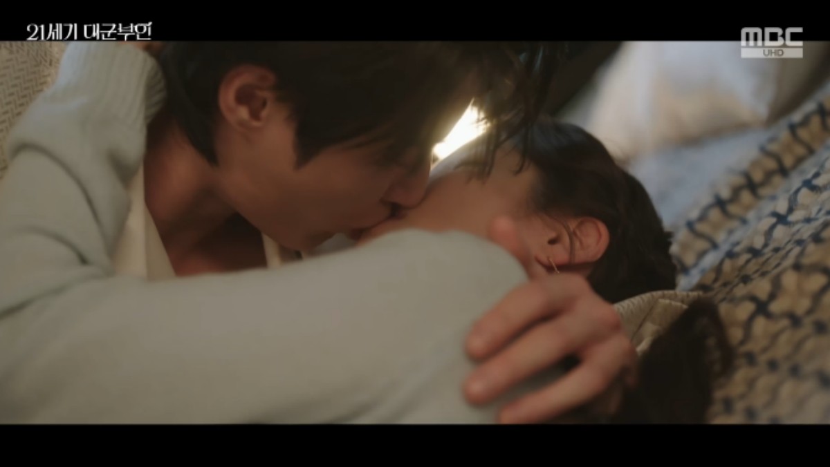 노란 수영복에 섹시한 몸매 어필하는 존예 처자