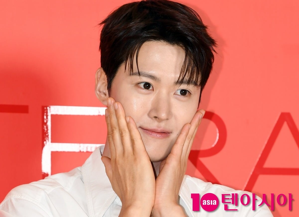 노란 수영복에 섹시한 몸매 어필하는 존예 처자