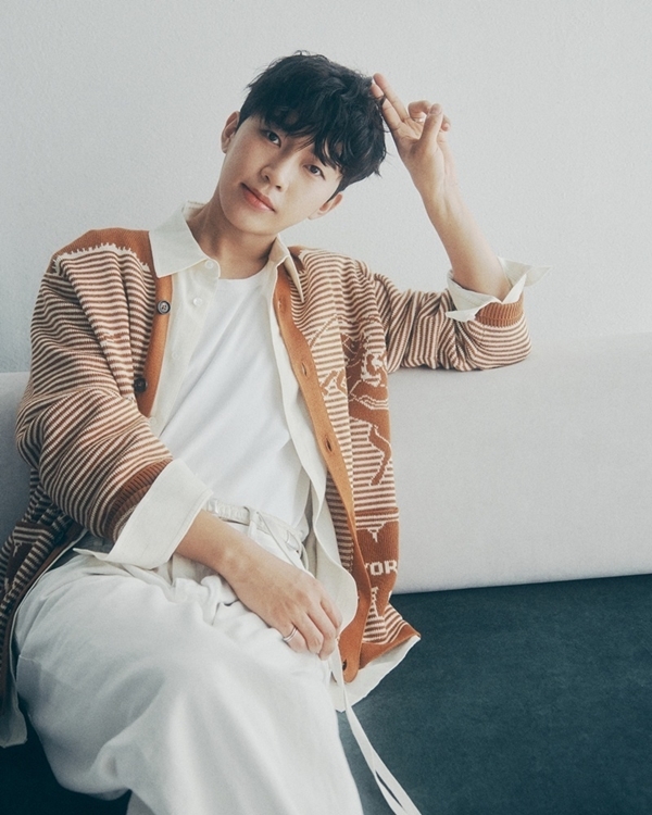 노란 수영복에 섹시한 몸매 어필하는 존예 처자