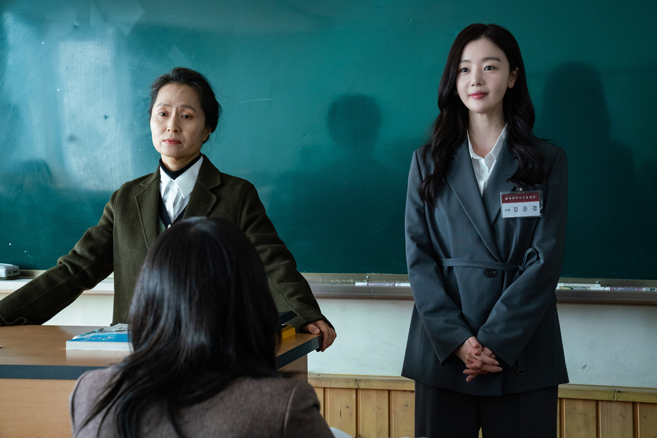 노란 수영복에 섹시한 몸매 어필하는 존예 처자