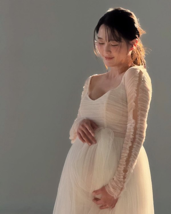 노란 수영복에 섹시한 몸매 어필하는 존예 처자
