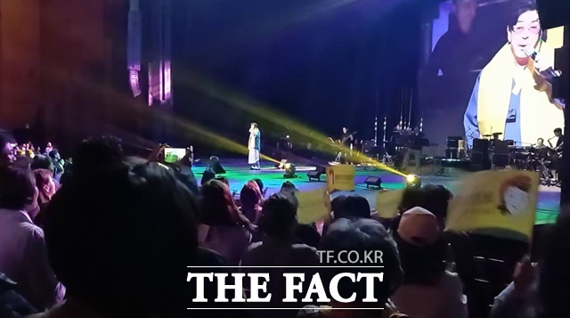 노란 수영복에 섹시한 몸매 어필하는 존예 처자