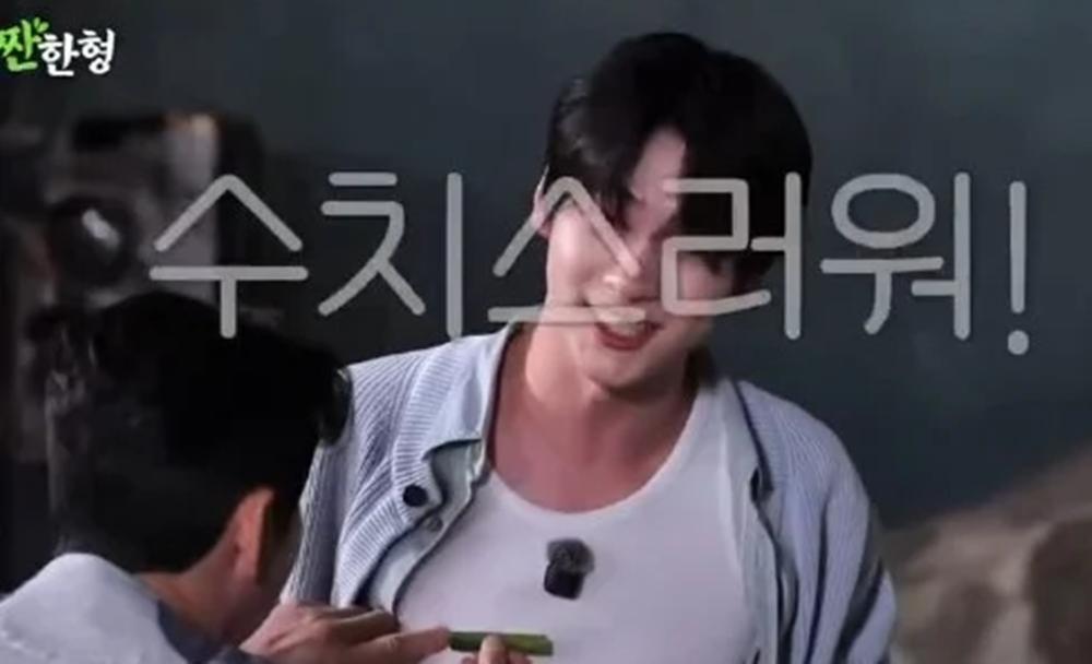 노란 수영복에 섹시한 몸매 어필하는 존예 처자