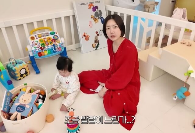 노란 수영복에 섹시한 몸매 어필하는 존예 처자
