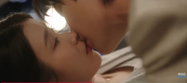 노란 수영복에 섹시한 몸매 어필하는 존예 처자