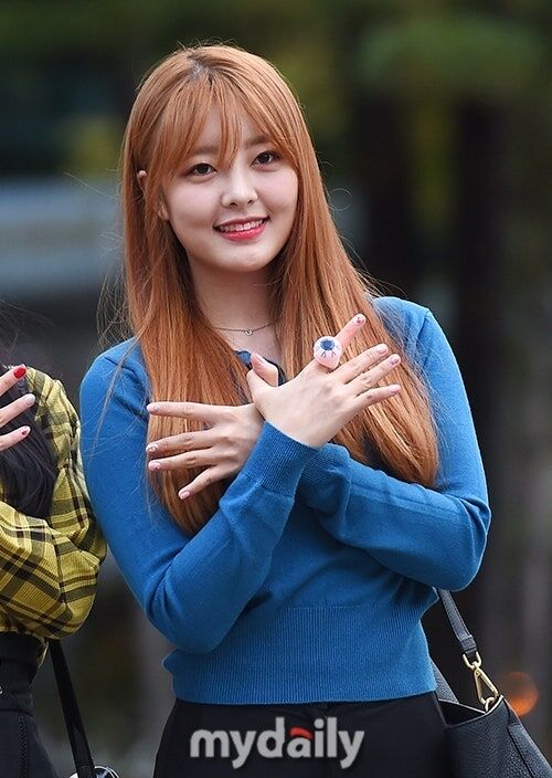 노란 수영복에 섹시한 몸매 어필하는 존예 처자