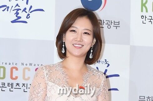 노란 수영복에 섹시한 몸매 어필하는 존예 처자