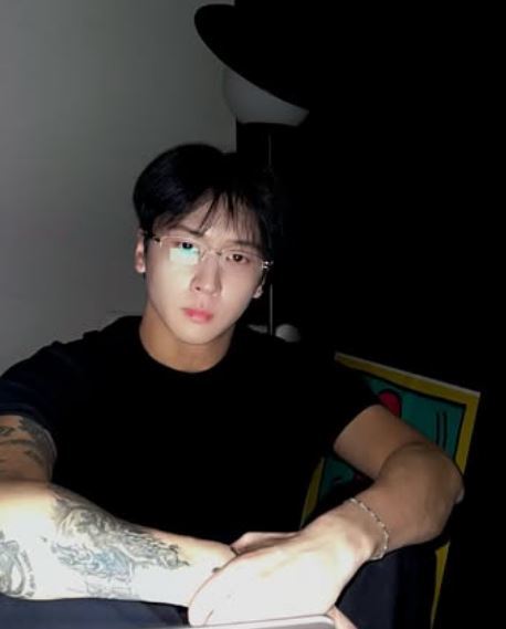 노란 수영복에 섹시한 몸매 어필하는 존예 처자