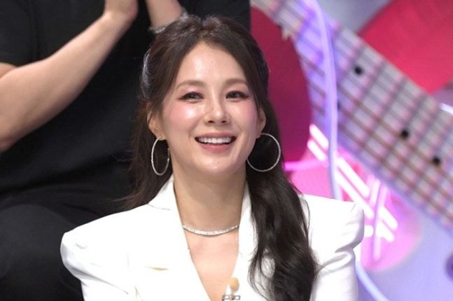 노란 수영복에 섹시한 몸매 어필하는 존예 처자